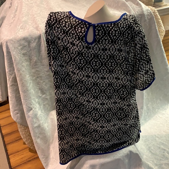 Loose flowy top - Picture 2 of 3